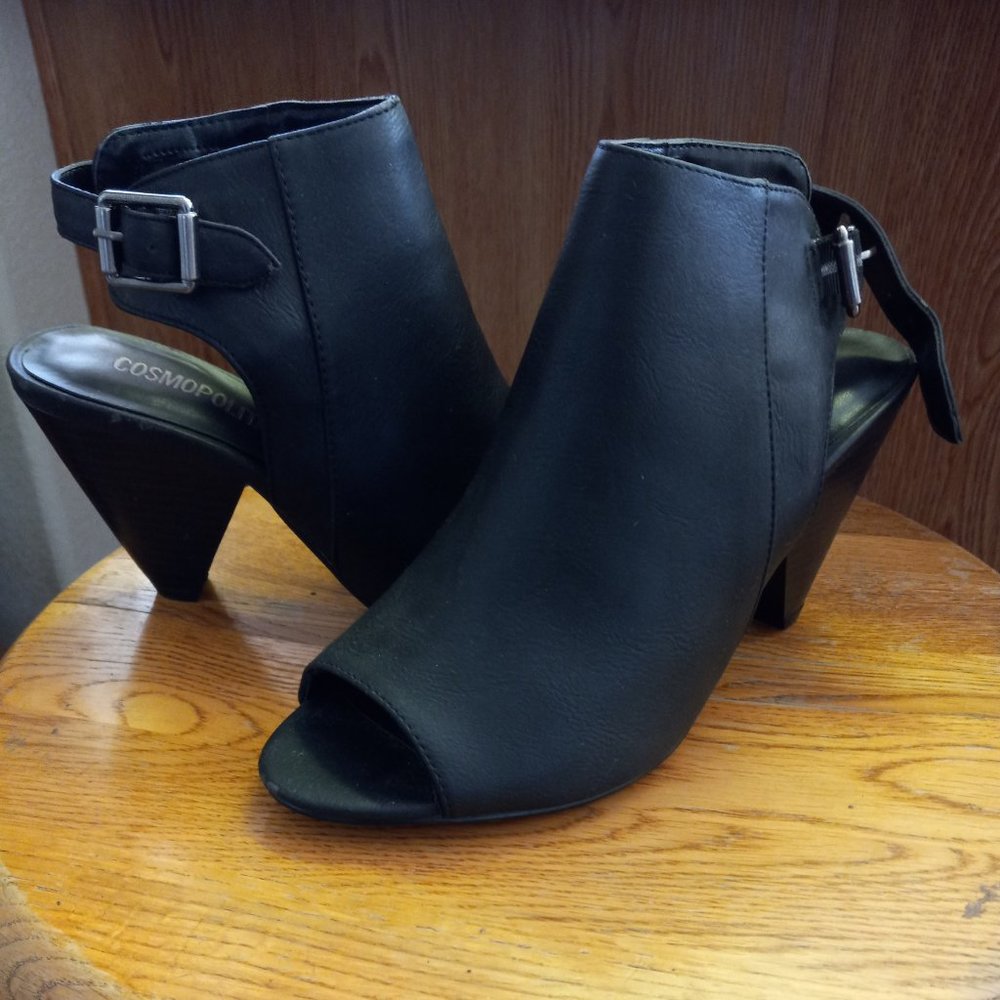 Like new Cosmopolitan women’s black high heeled shoes size 7.5 M